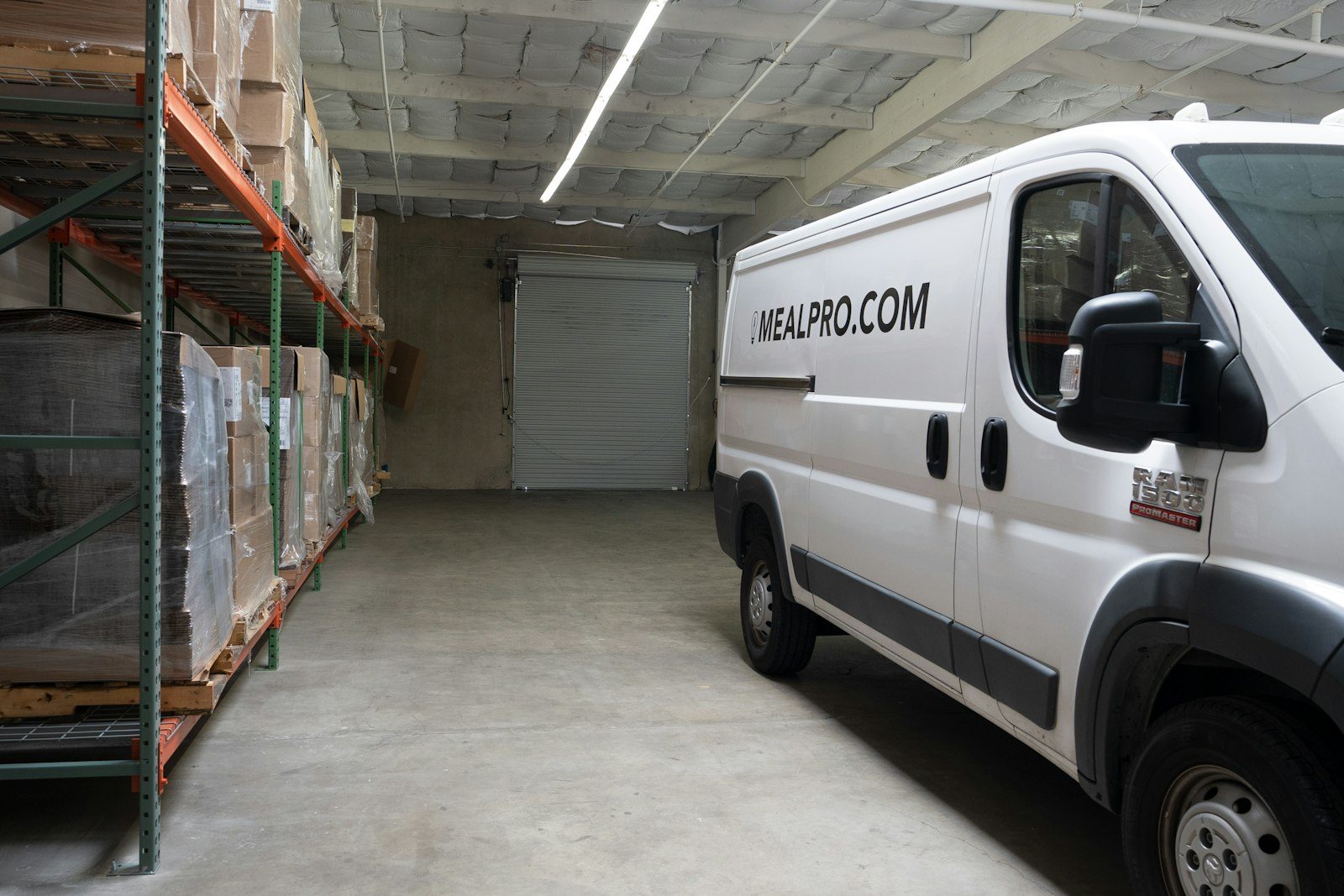 Staple commodity retailers are encouraging small warehouses near residential areas to deliver faster